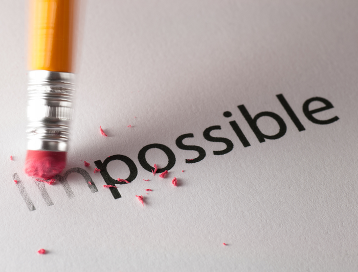 Ein Stift, genauer ein Radierer löscht vom englischen Wort impossible die Vorsilbe.